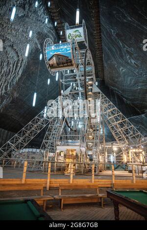 Belles lumières et vue à l'intérieur de la mine de sel de Turda à Turda, Cluj, Roumanie Banque D'Images