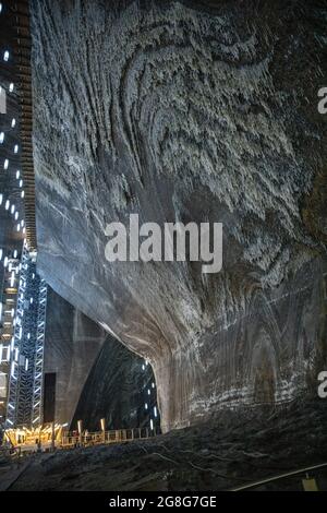 Belles lumières et vue à l'intérieur de la mine de sel de Turda à Turda, Cluj, Roumanie Banque D'Images