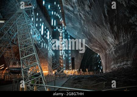 Belles lumières et vue à l'intérieur de la mine de sel de Turda à Turda, Cluj, Roumanie Banque D'Images