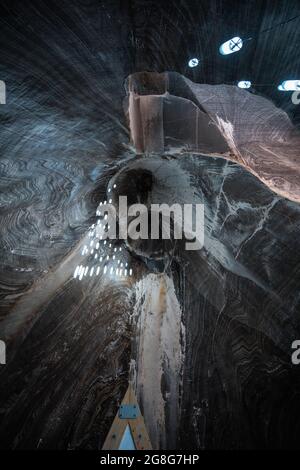 Belles lumières et vue à l'intérieur de la mine de sel de Turda à Turda, Cluj, Roumanie Banque D'Images