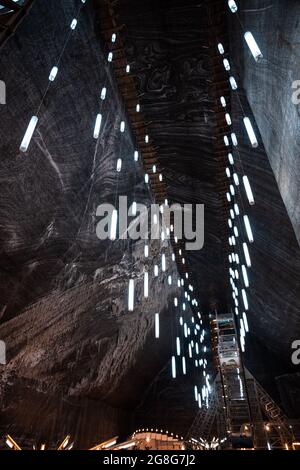 Belles lumières et vue à l'intérieur de la mine de sel de Turda à Turda, Cluj, Roumanie Banque D'Images