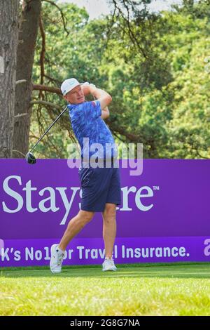 Sunningdale, Berkshire, Royaume-Uni. 20 juillet 2021. Préparatifs pour le début du Championnat d'Open Senior (golf) soutenu par Rolex ici Afrique du Sud, double champion d'Open Ernie Els balançoires sur 12ème T-shirt crédit: Motofoto/Alay Live News Banque D'Images