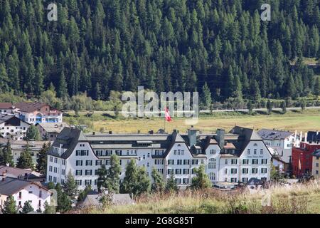 CELERINA, SUISSE - 13 septembre 2014: L'hôtel Cresta Palace à Celerina entouré d'une belle nature. Banque D'Images