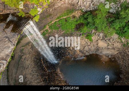 L'eau qui coule sur le bord de la falaise à ozone tombe dans le Tennessee comme l'eau coule dans la piscine en dessous Banque D'Images