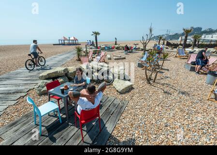 Folkestone, Royaume-Uni. 20 juillet 2021. UK Weather - les gens sur la plage de galets appréciant le soleil à Folkestone. La vague de chaleur se poursuit avec les températures dans les 20 °C supérieures. Credit: Stephen Chung / Alamy Live News Banque D'Images