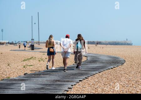 Folkestone, Royaume-Uni. 20 juillet 2021. UK Weather - les gens sur la plage de galets appréciant le soleil à Folkestone. La vague de chaleur se poursuit avec les températures dans les 20 °C supérieures. Credit: Stephen Chung / Alamy Live News Banque D'Images