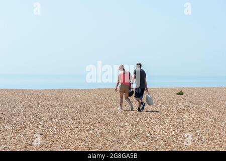 Folkestone, Royaume-Uni. 20 juillet 2021. UK Weather - les gens sur la plage de galets appréciant le soleil à Folkestone. La vague de chaleur se poursuit avec les températures dans les 20 °C supérieures. Credit: Stephen Chung / Alamy Live News Banque D'Images