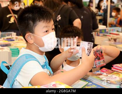 Hong Kong, Chine. 14 juillet 2021. Les enfants sont vus à la 31e Foire du livre de Hong Kong à Hong Kong, dans le sud de la Chine, le 14 juillet 2021. La 31e Foire du livre de Hong Kong s'est terminée mardi, attirant près de 830,000 visiteurs malgré la pandémie COVID-19. Cet événement d'une semaine, organisé par le Hong Kong Trade Development Council (HKTDC) et organisé au Hong Kong Convention and Exhibition Centre, a présenté une vaste sélection d'œuvres littéraires, d'auteurs internationaux renommés et de diverses activités culturelles. Credit: Wu Xiaochu/Xinhua/Alay Live News Banque D'Images