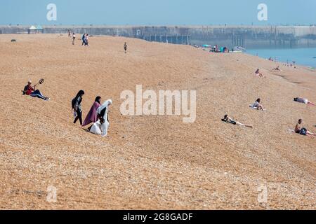 Folkestone, Royaume-Uni. 20 juillet 2021. UK Weather - les gens sur la plage de galets appréciant le soleil à Folkestone. La vague de chaleur se poursuit avec les températures dans les 20 °C supérieures. Credit: Stephen Chung / Alamy Live News Banque D'Images