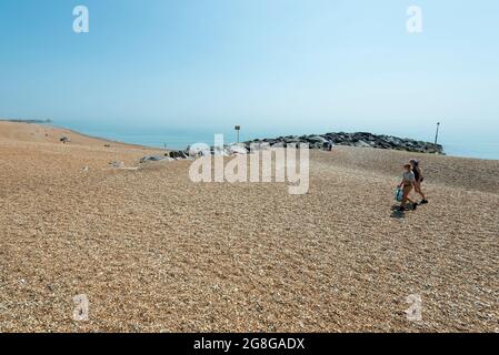 Folkestone, Royaume-Uni. 20 juillet 2021. UK Weather - les gens sur la plage de galets appréciant le soleil à Folkestone. La vague de chaleur se poursuit avec les températures dans les 20 °C supérieures. Credit: Stephen Chung / Alamy Live News Banque D'Images