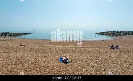 Folkestone, Royaume-Uni. 20 juillet 2021. UK Weather - les gens sur la plage de galets appréciant le soleil à Folkestone. La vague de chaleur se poursuit avec les températures dans les 20 °C supérieures. Credit: Stephen Chung / Alamy Live News Banque D'Images