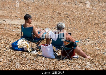 Folkestone, Royaume-Uni. 20 juillet 2021. UK Weather - les gens sur la plage de galets appréciant le soleil à Folkestone. La vague de chaleur se poursuit avec les températures dans les 20 °C supérieures. Credit: Stephen Chung / Alamy Live News Banque D'Images