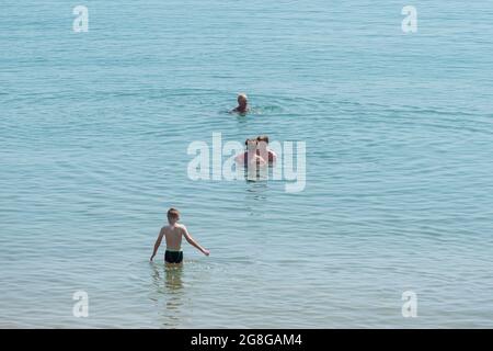 Folkestone, Royaume-Uni. 20 juillet 2021. Météo Royaume-Uni - les gens dans la mer appréciant le soleil à Folkestone. La vague de chaleur se poursuit avec les températures dans les 20 °C supérieures. Credit: Stephen Chung / Alamy Live News Banque D'Images