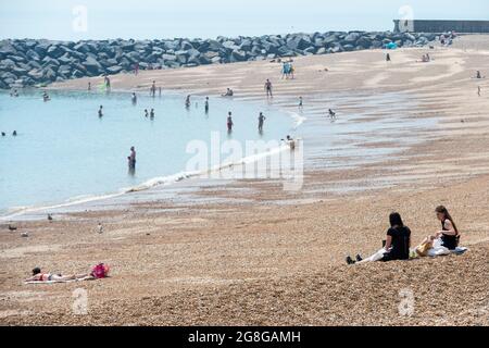 Folkestone, Royaume-Uni. 20 juillet 2021. UK Weather - les gens sur la plage de galets appréciant le soleil à Folkestone. La vague de chaleur se poursuit avec les températures dans les 20 °C supérieures. Credit: Stephen Chung / Alamy Live News Banque D'Images