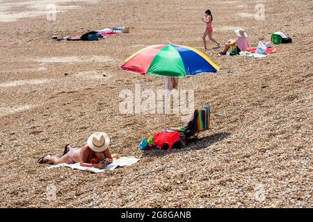 Folkestone, Royaume-Uni. 20 juillet 2021. UK Weather - les gens sur la plage de galets appréciant le soleil à Folkestone. La vague de chaleur se poursuit avec les températures dans les 20 °C supérieures. Credit: Stephen Chung / Alamy Live News Banque D'Images