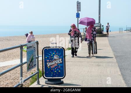 Folkestone, Royaume-Uni. 20 juillet 2021. Météo Royaume-Uni - les gens appréciant le soleil à Folkestone. La vague de chaleur se poursuit avec les températures dans les 20 °C supérieures. Credit: Stephen Chung / Alamy Live News Banque D'Images