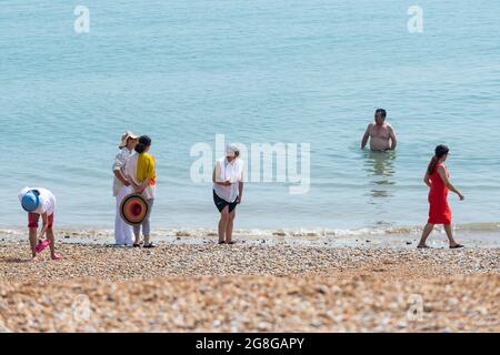 Folkestone, Royaume-Uni. 20 juillet 2021. UK Weather - les gens sur la plage de galets appréciant le soleil à Folkestone. La vague de chaleur se poursuit avec les températures dans les 20 °C supérieures. Credit: Stephen Chung / Alamy Live News Banque D'Images