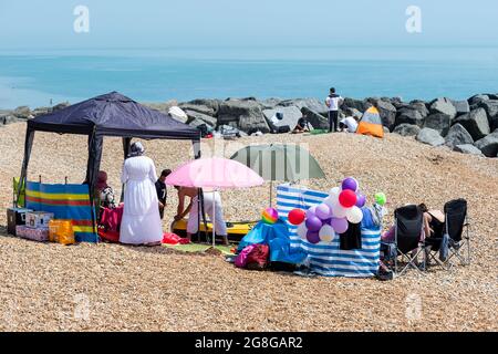 Folkestone, Royaume-Uni. 20 juillet 2021. UK Weather - les gens sur la plage de galets appréciant le soleil à Folkestone. La vague de chaleur se poursuit avec les températures dans les 20 °C supérieures. Credit: Stephen Chung / Alamy Live News Banque D'Images