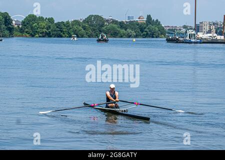 PUTNEY LONDRES 20 juillet 2021 . Un rameur s'exerce sur la Tamise lors d'une chaude journée de sweltering à Londres. Le bureau met a isssue un avertissement ambre de chaleur extrême a été émis pour Londres et le sud-est de l'Angleterre que les températures sont passées pour rester élevé avec 33 celsius pendant la mini - vague de chaleur . Credit amer ghazzal/Alamy Live News Banque D'Images