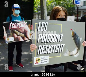 Les partisans de Paris Animaux Zoopolis (PAZ) protestent contre la pêche vivante à l'extérieur du magasin de Decathlon à Paris, France, le 20 juillet 2021. Photo par Karim ait Adjedjou/avenir Pictures/ABACAPRESS.COM Banque D'Images