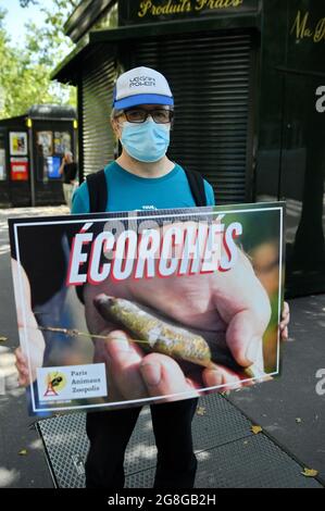 Les partisans de Paris Animaux Zoopolis (PAZ) protestent contre la pêche vivante à l'extérieur du magasin de Decathlon à Paris, France, le 20 juillet 2021. Photo par Karim ait Adjedjou/avenir Pictures/ABACAPRESS.COM Banque D'Images