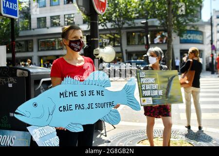 Les partisans de Paris Animaux Zoopolis (PAZ) protestent contre la pêche vivante à l'extérieur du magasin de Decathlon à Paris, France, le 20 juillet 2021. Photo par Karim ait Adjedjou/avenir Pictures/ABACAPRESS.COM Banque D'Images