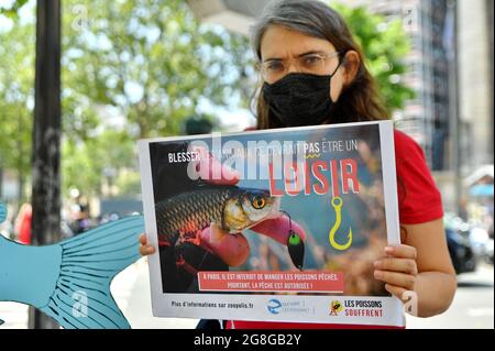 Les partisans de Paris Animaux Zoopolis (PAZ) protestent contre la pêche vivante à l'extérieur du magasin de Decathlon à Paris, France, le 20 juillet 2021. Photo par Karim ait Adjedjou/avenir Pictures/ABACAPRESS.COM Banque D'Images