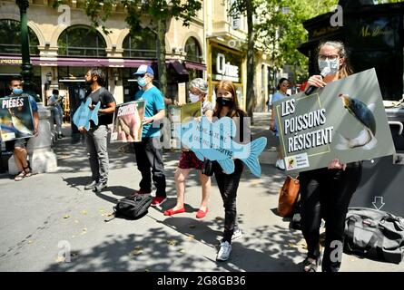Les partisans de Paris Animaux Zoopolis (PAZ) protestent contre la pêche vivante à l'extérieur du magasin de Decathlon à Paris, France, le 20 juillet 2021. Photo par Karim ait Adjedjou/avenir Pictures/ABACAPRESS.COM Banque D'Images