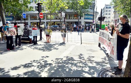 Les partisans de Paris Animaux Zoopolis (PAZ) protestent contre la pêche vivante à l'extérieur du magasin de Decathlon à Paris, France, le 20 juillet 2021. Photo par Karim ait Adjedjou/avenir Pictures/ABACAPRESS.COM Banque D'Images