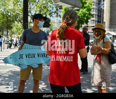 Les partisans de Paris Animaux Zoopolis (PAZ) protestent contre la pêche vivante à l'extérieur du magasin de Decathlon à Paris, France, le 20 juillet 2021. Photo par Karim ait Adjedjou/avenir Pictures/ABACAPRESS.COM Banque D'Images
