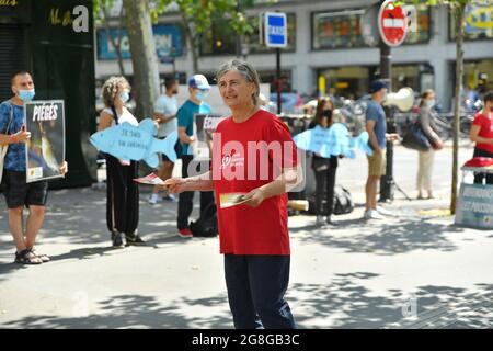 Les partisans de Paris Animaux Zoopolis (PAZ) protestent contre la pêche vivante à l'extérieur du magasin de Decathlon à Paris, France, le 20 juillet 2021. Photo par Karim ait Adjedjou/avenir Pictures/ABACAPRESS.COM Banque D'Images