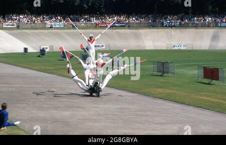 1974, historique, à la fin de la course cycliste Tour de France sur la piste du Vélodrome de Vincennes, Paris, des arcobat motocyclistes ou des acrobates se produisent pour les spectateurs attendant que les coureurs entrent dans le stade. Construit comme un vélodrome en 1894, il a été utilisé comme stade principal pour les Jeux Olympiques d'été de 1900 et comme piste cyclable pour celui de 1924. Le Tour de France y a terminé entre 1968 et 1974. Le légendaire cycliste belge Eddy Merckx y a remporté chacune de ses cinq victoires au Tour. Banque D'Images