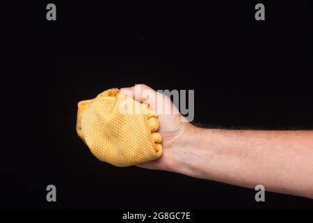 Chiffon de nettoyage d'une main, prêt à commencer à désinfecter et à nettoyer la maison. Prêt à nettoyer les fenêtres de la maison. Banque D'Images