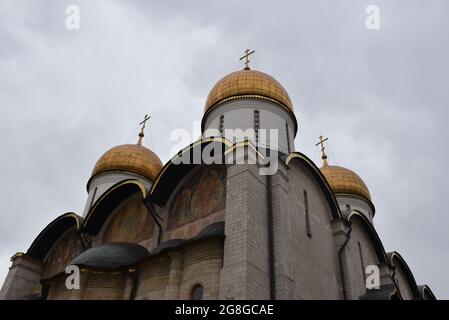 Une vue à angle bas de l'église de la Dormition près du Kremlin à Moscou, en Russie. Banque D'Images