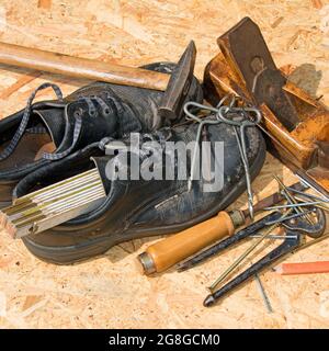 Divers outils de menuisier et chaussures de travail Banque D'Images