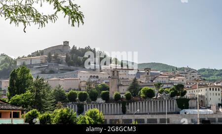 Vue panoramique sur la vieille ville de Cascia, en Italie, par une journée ensoleillée Banque D'Images