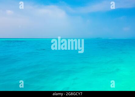 Dégradé de couleurs sur les îles de la banque de sable Madivaru et Finolhu dans Rasdhoo Atoll Maldives. Banque D'Images