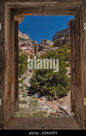 Vue depuis la cabine Hermit, demeure isolée sur une falaise dans la région de Marjum Canyon, Middle Range dans House Range, Great Basin Desert, Utah, États-Unis Banque D'Images