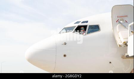 Ukraine, Odessa - 16 juillet 2021 : le pilote dans le poste de pilotage. Cockpit d'avion passager blanc en gros plan. Copier l'espace. Voyages et vols. Ciel. Banque D'Images