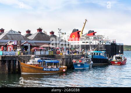 Vue générale sur le port d'Oban, Argyll, Écosse avec bateau touristique, bateaux de pêche et le ferry calédonien MacBrayne, île de Lewis. Banque D'Images