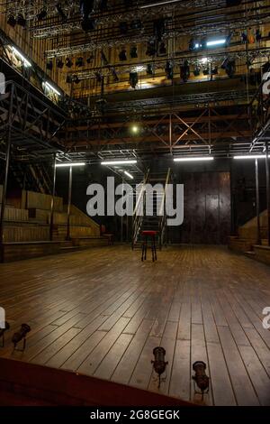 Le décor du HAMEAU de Shakespeare s'ouvre au Théâtre Royal Windsor, Angleterre, le 20/07/2021, avec le sol de la scène, les escaliers, les places assises sur scène, les plates-formes surélevées et le support d'éclairage, l'équipement de forage et les lumières design : Lee Newby costumes : Loren Epstein peries et maquillage : Susanna Peretz éclairage : Zoe Spurr réalisateur : Sean Mathias Banque D'Images