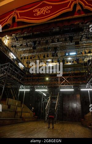 Le set pour LE HAMEAU de Shakespeare ouverture au Théâtre Royal Windsor, Angleterre le 20/07/2021, montrant le plancher de scène, les escaliers, les sièges sur scène, les plates-formes surélevées, le support d'éclairage, Rig, lumières et une partie du décor: Lee Newby costumes: Loren Epstein perruques et maquillage: Susanna Peretz éclairage: Zoe Spurr réalisateur: Sean Mathias Banque D'Images