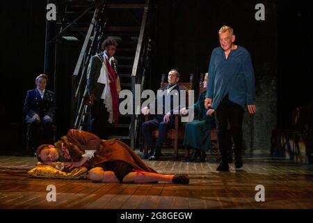 'The Murder of Gonzago' - l-r: Frances Barber (Polonius), Nick Howard-Brown (joueur Roi - couché sur scène), Ashley G Gayle (joueur), Jonathan Hyde HAMLET (Claudius), Jenny Seagrove (Gertrude), Ian McKellen (Hamlet) à Shakespeare par ouverture au Théâtre Royal Windsor, Angleterre le 20/07/2021, LES costumes Newset: Lee: Loren Epstein perruques et maquillage: Susanna Peretz éclairage: Zoe Spurr réalisateur: Sean Mathias Banque D'Images