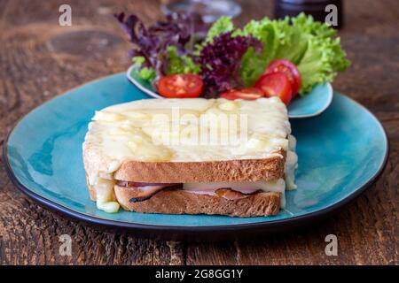 croque monsieur française sur une assiette bleue Banque D'Images