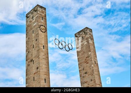 Berlin, Allemagne - 27 mai 2021 : anneaux olympiques suspendus à l'entrée du stade olympique de Berlin, Allemagne. Banque D'Images