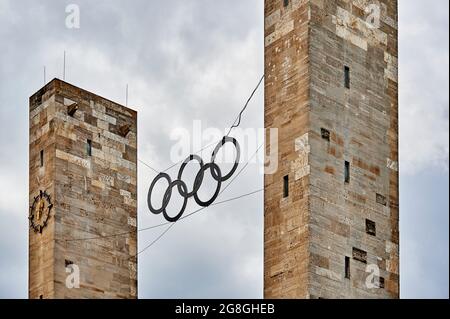 Berlin, Allemagne - 27 mai 2021 : anneaux olympiques suspendus à l'entrée du stade olympique de Berlin, Allemagne. Banque D'Images