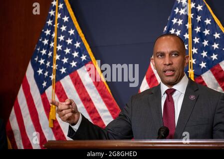 Le président du caucus démocratique le représentant des États-Unis, Hakeem Jeffries (démocrate de New York), fait des remarques lors d'une conférence de presse au Capitole des États-Unis à Washington, DC, le mardi 20 juillet 2021. Crédit : Rod Lamkey/CNP/MediaPunch Banque D'Images