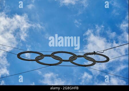 Berlin, Allemagne - 27 mai 2021 : anneaux olympiques suspendus à l'entrée du stade olympique de Berlin, Allemagne. Banque D'Images