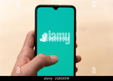 Espagne. 18 juillet 2021. Une main tient un téléphone portable avec le logo Deliveroo visible sur l'exposition à Barcelone, Espagne, le 18 juillet 2021. Deliveroo est un populaire début de livraison de nourriture, il est devenu très populaire pendant le verrouillage, augmentant la popularité de ce que l'on appelle l'économie de Gig, mais a souvent été accusé d'exploiter ses employés. (Photo par Davide Bonaldo/Sipa USA) crédit: SIPA USA/Alay Live News Banque D'Images