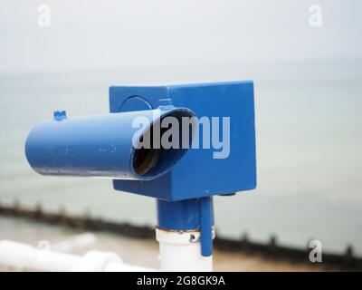 Vue rapprochée d'un télescope à pièces donnant sur une plage de bord de mer Banque D'Images